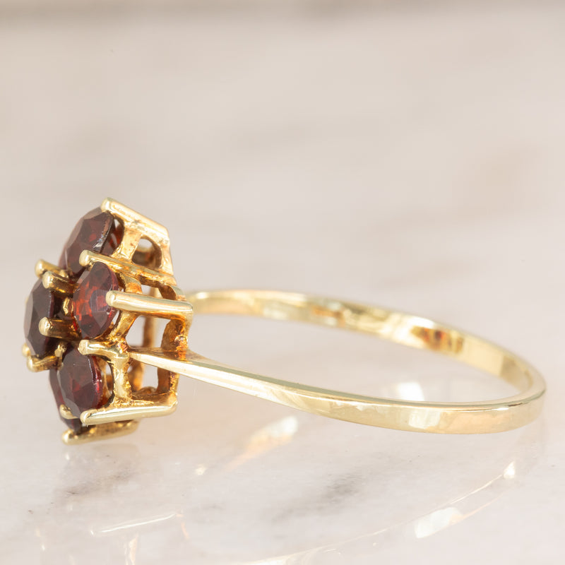 Anello a fiore vintage in oro giallo 8K con granati (1.10ctw ca.), anni ‘70