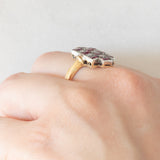 Anello vintage in stile Art Déco in oro giallo e bianco 18K con rubini di taglio carré (1ctw ca.) e diamanti (0.20ctw ca.), anni ‘50