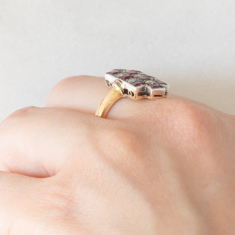 Anello vintage in stile Art Déco in oro giallo e bianco 18K con rubini di taglio carré (1ctw ca.) e diamanti (0.20ctw ca.), anni ‘50