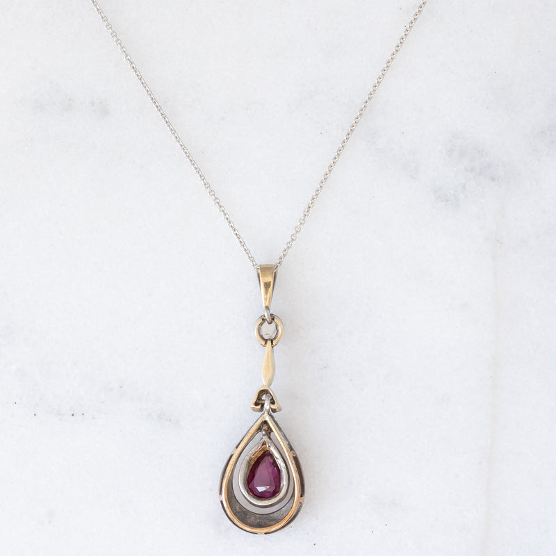 Collier vintage in stile antico con catenina in oro bianco 18K e con ciondolo in oro giallo 18K e argento con rubino (0.60ct ca.) e diamante di taglio rosetta (0.10ct ca.), anni ‘50/‘60