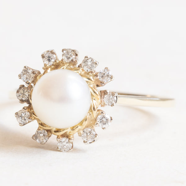 Anello a margherita vintage in oro giallo e bianco 14K con perla bianca e diamanti di taglio brillante (0.18ctw ca.), anni ‘70