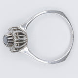 Anello a margherita navette vintage in oro bianco 14K con zaffiro (0.60ct ca.) e diamanti (0.42ctw ca.), anni ‘70
