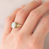 Anello vintage in oro giallo 8K con opale (0.90ct ca.) e smeraldi (0.10ctw ca.), anni ‘80