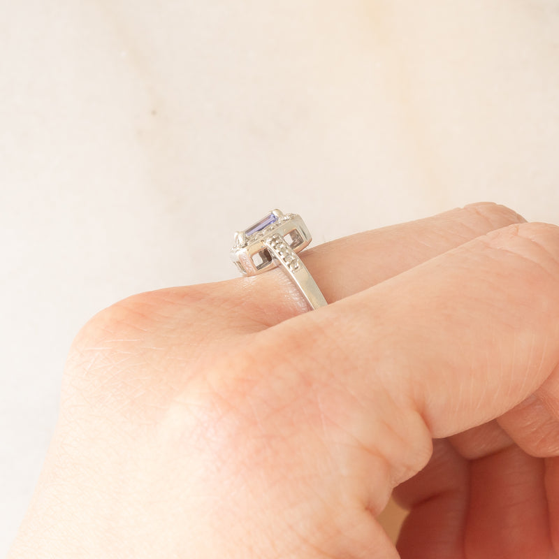 Anello a margherita in oro bianco 9K con tanzanite (0.30ct ca.) e diamanti (0.15ctw ca.), anni ‘90