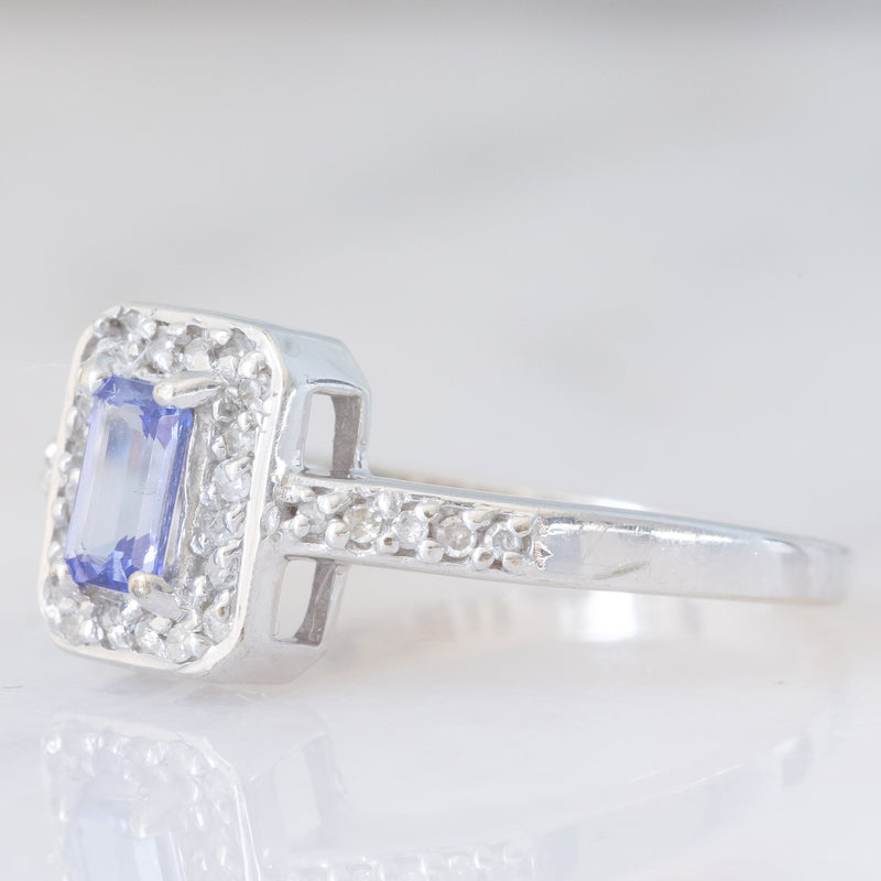 Anello a margherita in oro bianco 9K con tanzanite (0.30ct ca.) e diamanti (0.15ctw ca.), anni ‘90