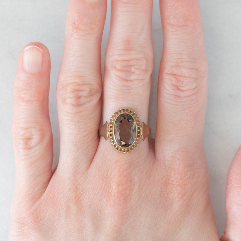 Anello da cocktail vintage in oro giallo 8K e quarzo fumé (2.40ct ca.), anni ‘60/‘70