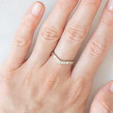 Anello a “V” vintage in oro bianco 9K con diamanti (0.10ctw ca.)