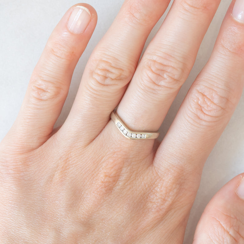 Anello a “V” vintage in oro bianco 9K con diamanti (0.10ctw ca.)