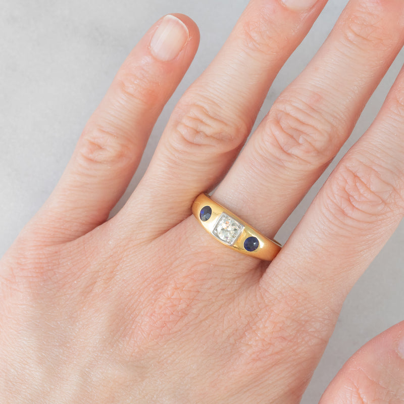 Trilogy gypsy vintage in oro giallo 18K con diamante (0.35ct ca.) e zaffiri (0.36ctw ca.), anni ‘50/‘60