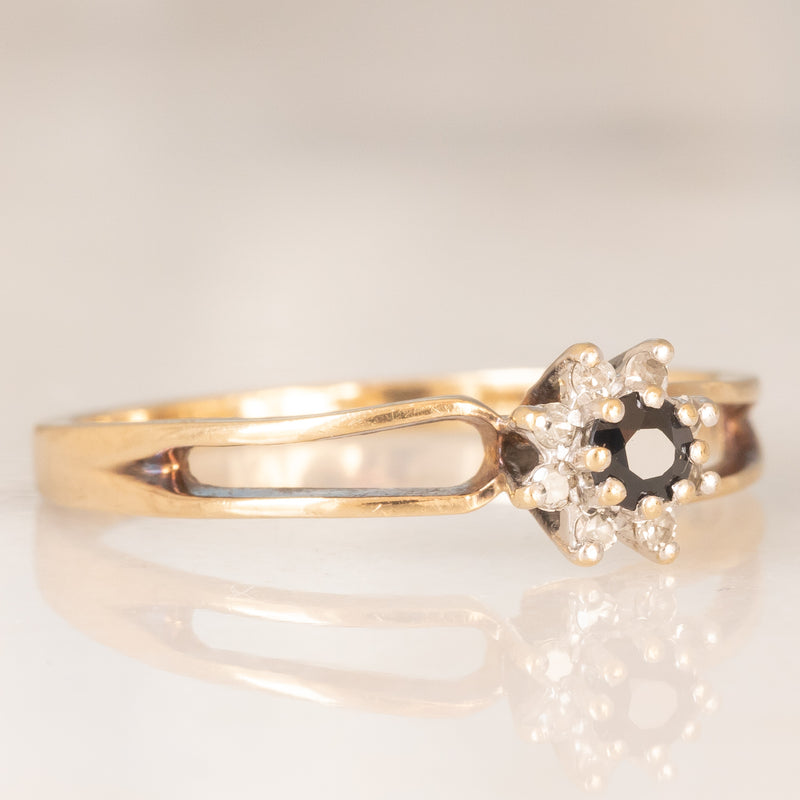 Anello a margherita in oro giallo 9K con zaffiro (0.08ct ca.) e diamanti (0.06ctw ca.), anni ‘70/‘80