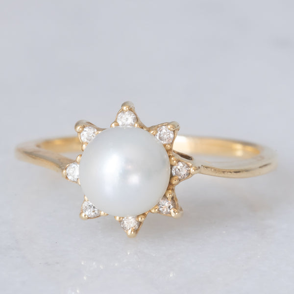 Anello a margherita vintage in oro giallo 14K con perla bianca e diamanti di taglio brillante (0.08ctw ca.), anni ‘60