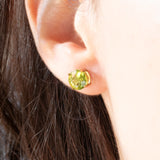 Vintage-Ohrringe aus 9-karätigem Gelbgold mit Lichtpunkten und grünen Peridoten (ca. 2 ctw)