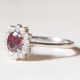 Vintage-Gänseblümchenring aus 18-karätigem Weißgold mit Rubin (ca. 0.85 ct) und Diamanten im Brillantschliff (ca. 0.24 ctw), 80er/90er Jahre