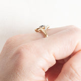 Art-Déco-Tourbillion-Ring aus 18-karätigem Gelb- und Weißgold mit Saphir (ca. 0.15 ct) und Diamanten im Rosettenschliff, 30er Jahre