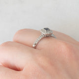 Anello a margherita vintage in oro bianco 9K con zaffiro di taglio carré (0.20ct ca.) e diamanti (0.38ctw ca.), anni ‘90/anni ‘2000