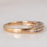 Anello vintage in oro giallo 9K con diamanti (0.10ctw ca.) e scritta traforata “MUM”, anni ‘80/‘90