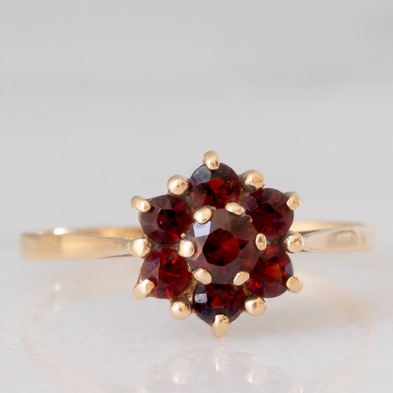 Anello a fiore vintage in oro giallo 9K con granati (0.70ctw ca.), anno 1977