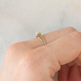 Solitario vintage in oro giallo 8K con opale (0.18ct ca.), anni ‘40/‘50