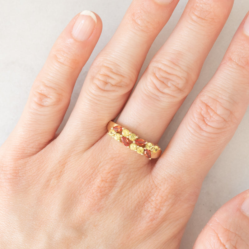 Anello vintage in oro giallo 9K con zaffiri sintetici arancioni e gialli (0.80ctw ca.), anni ‘90