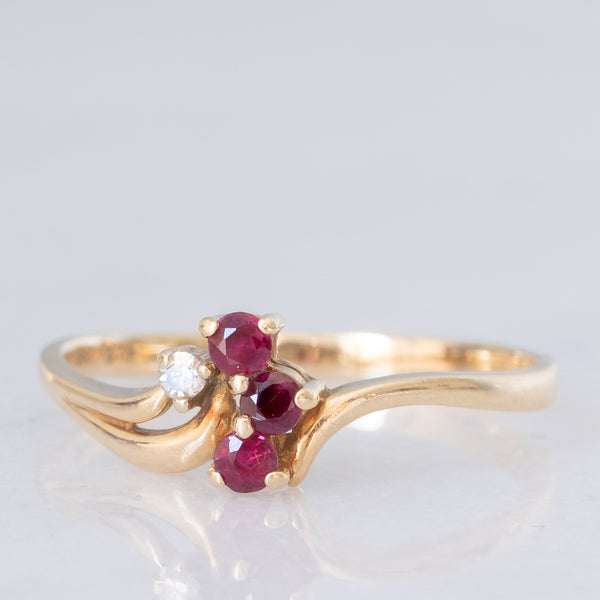 Anello vintage in oro giallo 9K con rubini (0.12ctw ca.) e diamante (0.02ct ca.), anno 1981