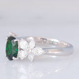 Anello vintage in platino con tsavorite (0.94ct) e due fiori di diamanti (0.78ctw), anni ‘90/anni ‘2000