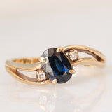 Anello vintage in oro giallo 9K con zaffiro (0.80ct ca.) e diamanti