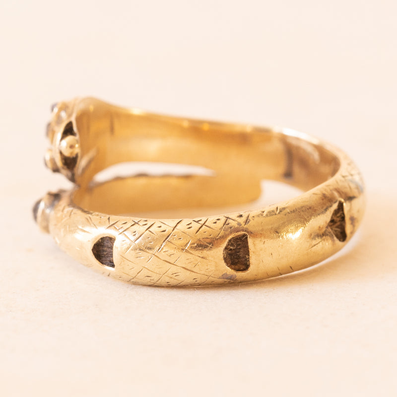 Anello a serpente antico in oro giallo 14K con granati e perlina bianca, primi del ‘900
