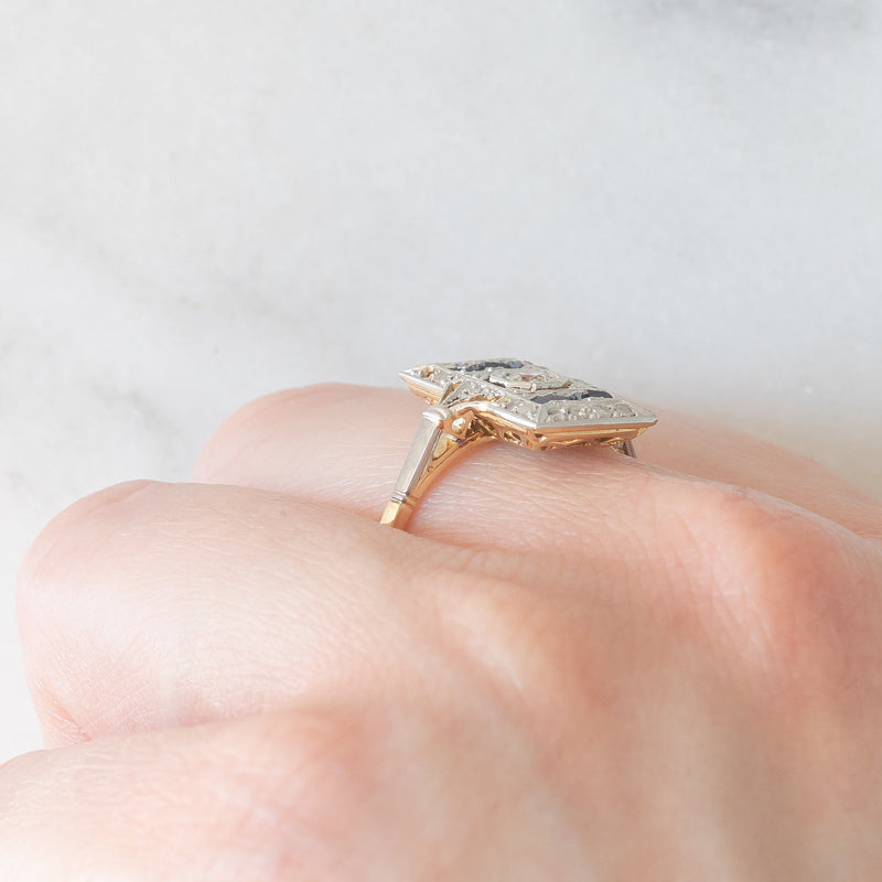 *RISERVATO* Anello Art Déco in oro giallo e bianco 18K con diamanti e zaffiri, anni ‘30