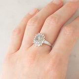 Anello a margherita moderno in oro bianco 9K con acquamarina (0.60ct ca.), diamanti (0.12ctw ca.) e morganiti (0.84ctw ca.), anni ‘2000