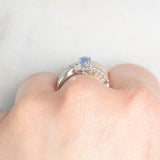 Anello a margherita vintage in platino con zaffiro stellato (0.71ct) e diamanti (0.27ctw), anni ‘80/‘90