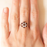 Vintage-Blumenring aus 9-karätigem Gelbgold mit Opalen (ca. 0.50 ctw) und Granaten (ca. 0.70 ctw), Jahr 1978