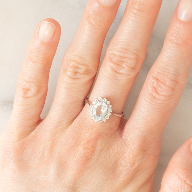 Anello a margherita in oro bianco 9K con acquamarina (1ct ca.) e diamanti di taglio brillante (0.16ctw ca.), anno 2006