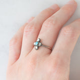 Anel antigo em forma de flor, em ouro amarelo 14K e prata, com turquesa e diamantes lapidados em rosa (aproximadamente 0.50 ct), final do século XIX.