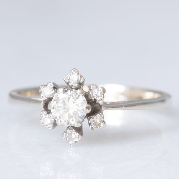 Anello a margherita vintage in oro bianco 18K con diamanti (0.36ctw ca.), anni ‘60/‘70