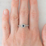 Anello a margherita vintage in oro bianco 9K con zaffiro di taglio carré (0.20ct ca.) e diamanti (0.38ctw ca.), anni ‘90/anni ‘2000