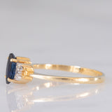 Anello vintage in oro giallo 18K con zaffiro (0.35ct ca.) e diamanti (0.04ctw ca.)