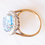 Винтажное кольцо из желтого и белого золота 9 карат с ромашкой, голубым топазом (около 7.50 карата) и бриллиантами классической огранки (около 0.96 карата), 1998 г.