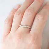 Anello a “V” vintage in oro bianco 9K con diamanti (0.10ctw ca.)