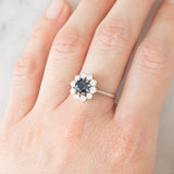 Anello a margherita vintage in oro bianco 18K con zaffiro (1ct ca.) e diamanti di taglio brillante (0.70ctw ca.), anni ‘70