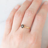Anello a fiore vintage in oro giallo 9K con zaffiri (0.24ctw ca.) e diamante, anno 1984