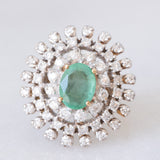 Anello a margherita in oro giallo e bianco o 9K con smeraldo (0.80ct ca.) e diamanti (0.78ctw ca.), anni ‘70