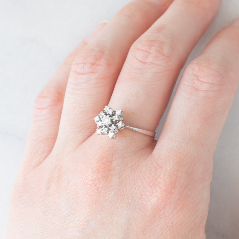 Anello a fiocco di neve in oro bianco 18K con diamanti (0.28ctw ca.), anni ‘70