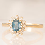 Anello a margherita in oro giallo 9K con topazio azzurro (0.35ct ca.) e diamanti (0.12ctw ca.), anni ‘90