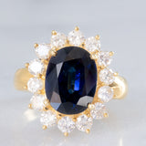 Anello a margherita vintage in oro giallo 18K con zaffiro (4.40ct ca.) e diamanti di taglio brillante (1.68ctw ca.), anni ‘70/‘80