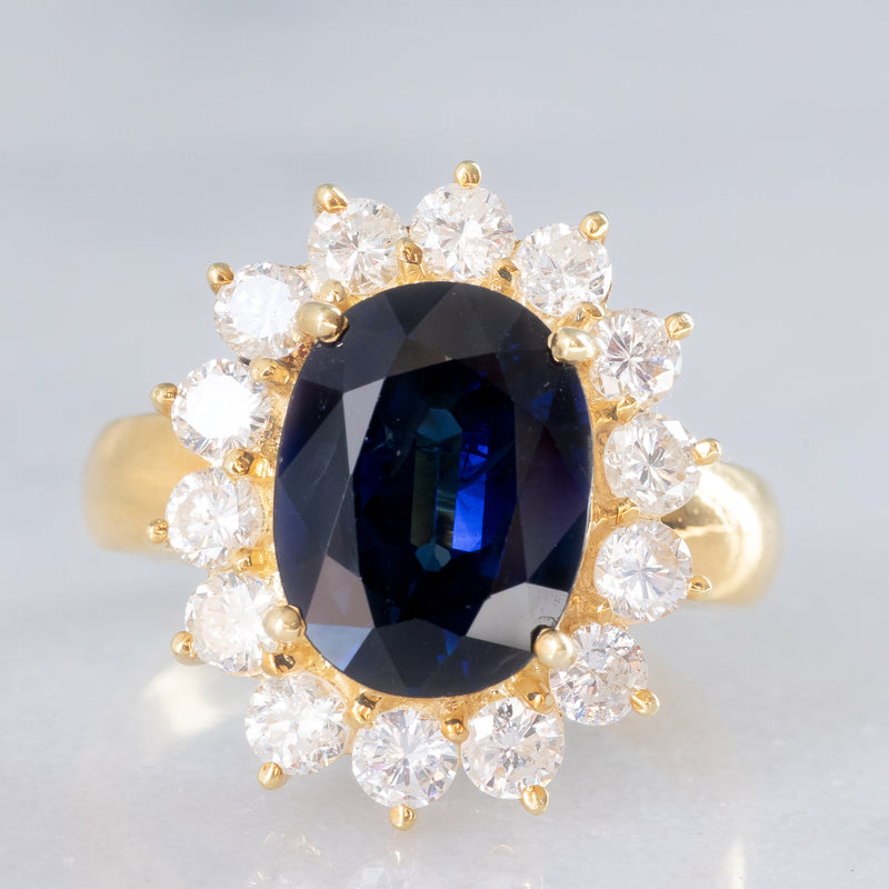 Anello a margherita vintage in oro giallo 18K con zaffiro (4.40ct ca.) e diamanti di taglio brillante (1.68ctw ca.), anni ‘70/‘80