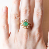 Vintage-Gänseblümchenring aus 18 Karat Gelbgold mit Smaragd im Cabochonschliff (ca. 2 Karat) und weißen Perlen, 50er Jahre