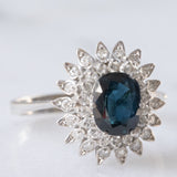Anello a margherita vintage in oro bianco 14K con zaffiro (2ct ca.) e diamanti (0.54ctw ca.), anni ‘70/‘80