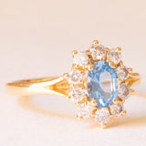 Vintage-Gänseblümchenring aus 18-karätigem Gelbgold mit blauem Topas (ca. 0.80 ct) und Diamanten im Brillantschliff (ca. 0.50 ctw), 70er Jahre