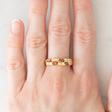 Bague vintage en or jaune 9 carats avec saphirs synthétiques orange et jaunes (environ 0.80 ct), années 90