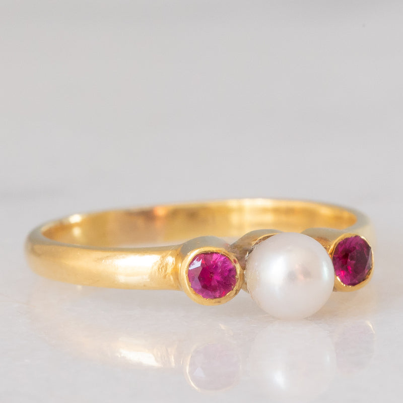 Trilogy vintage in oro giallo 18K con rubini (0.14ctw ca.) e perla bianca, anni ‘60/‘70